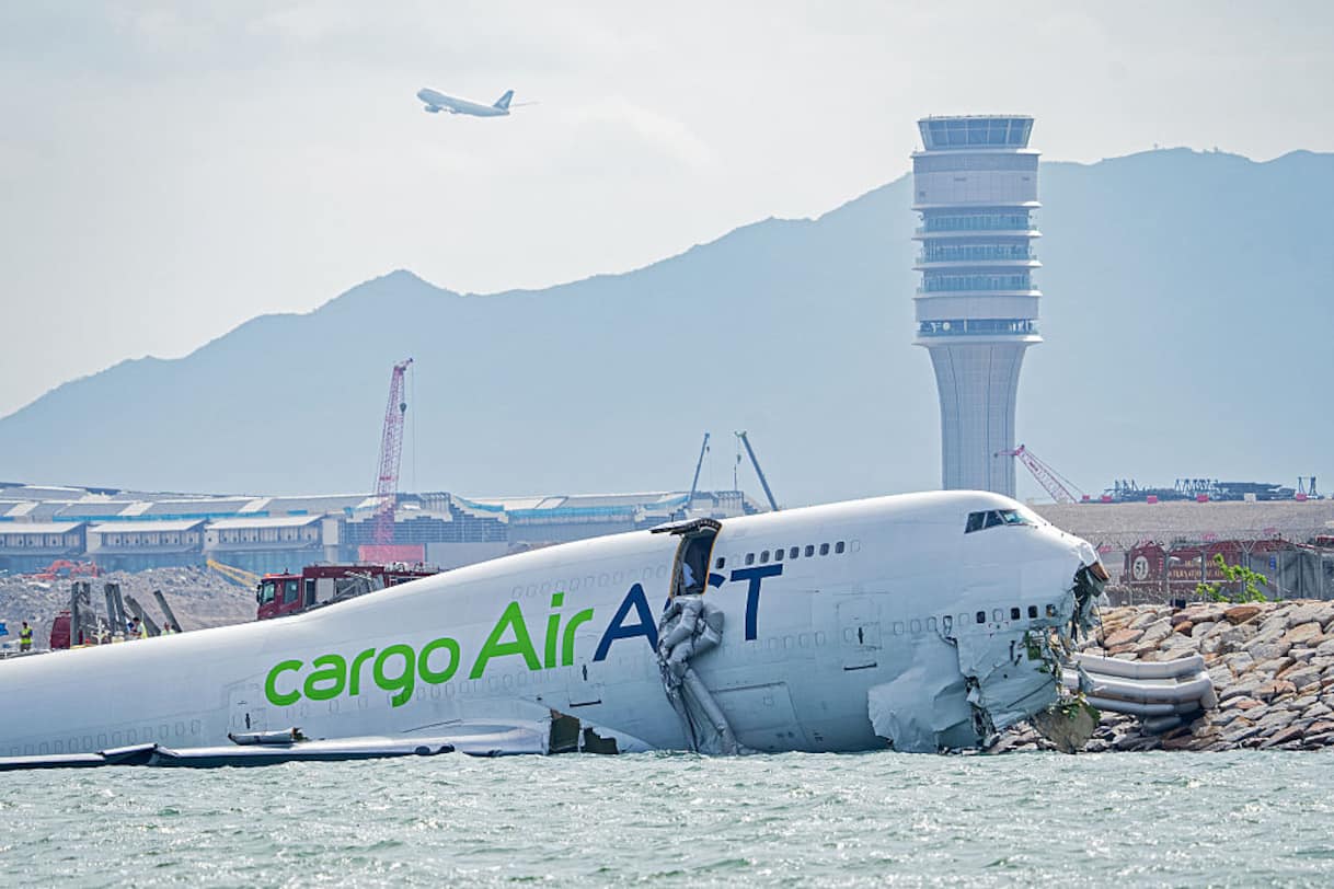 Hong Kong, aereo esce di pista durante l'atterraggio: due morti