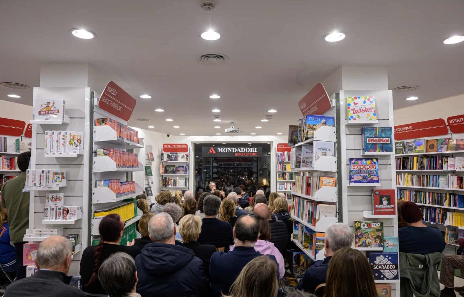 Velletri, nella nuova sede della Libreria Mondadori gran pienone per Enzo Iacchetti