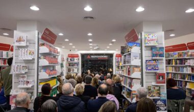 Velletri, nella nuova sede della Libreria Mondadori gran pienone per Enzo Iacchetti