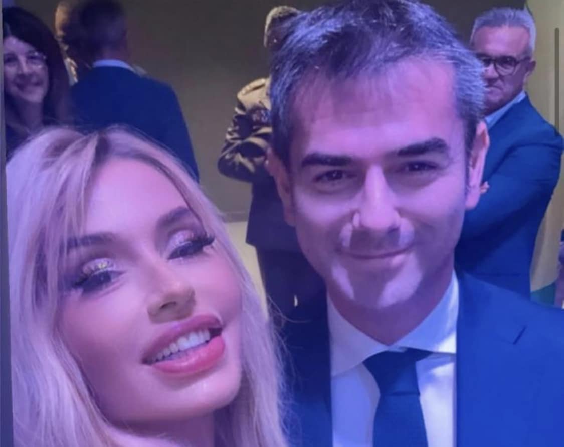 “Massi” Zedda posa con Valeria Marini in un teatro chic di Cagliari: sorrisi e gioia