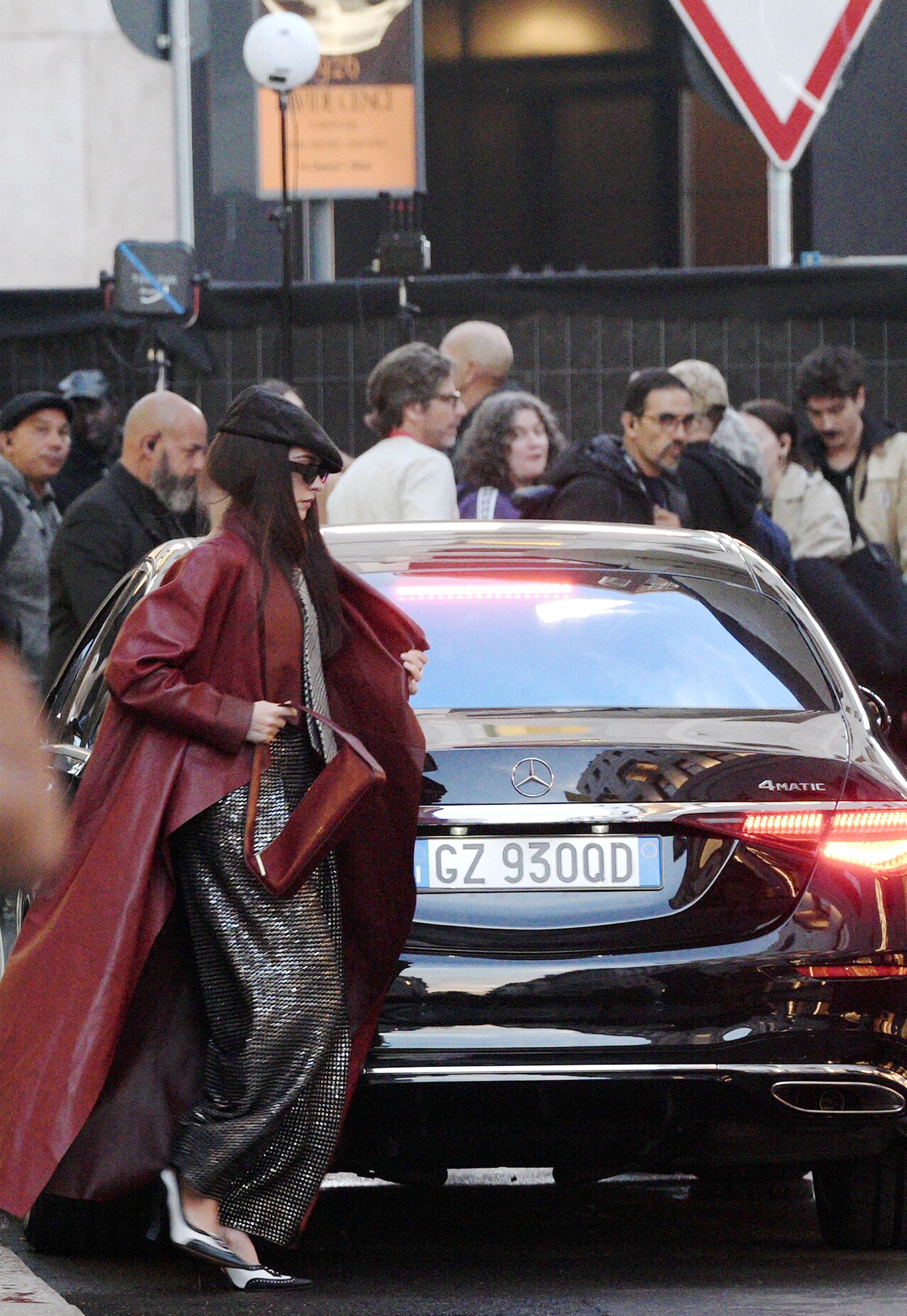 Anna Hathaway sul set in centro a Milano.