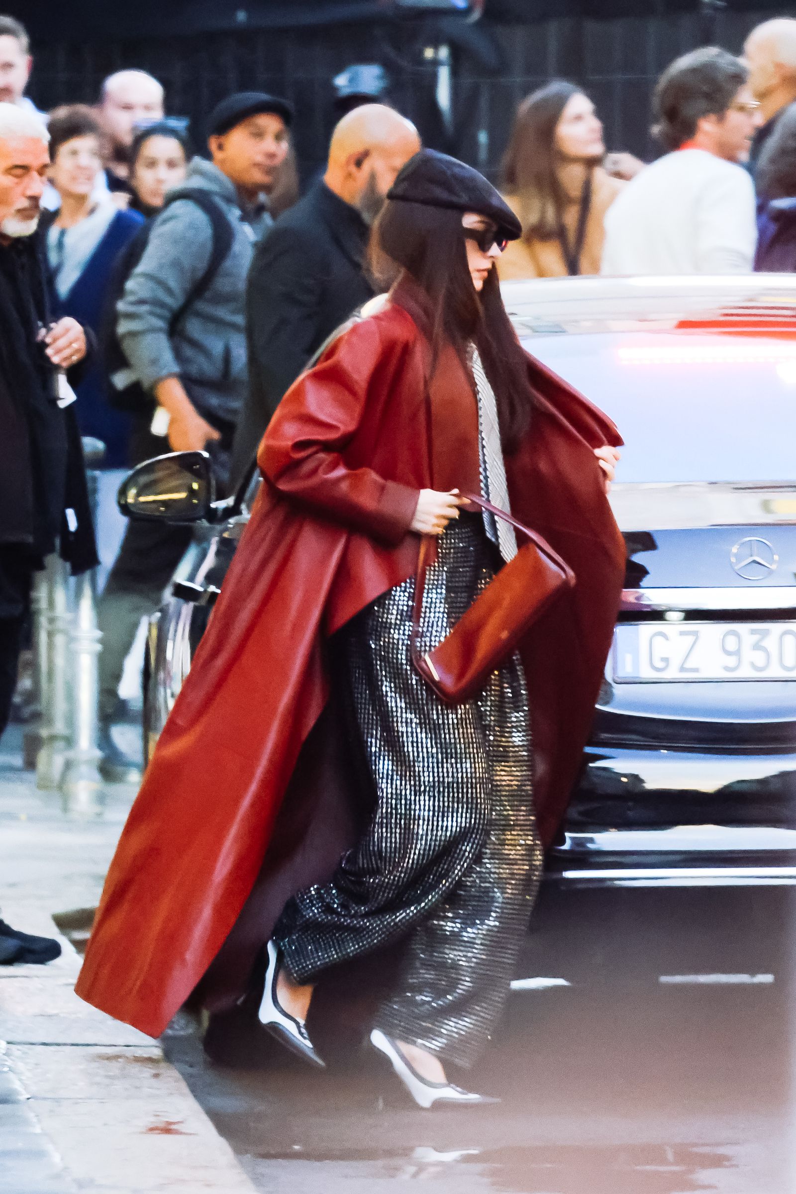 Anne Hathaway sul set de Il diavolo veste Prada 2 a Milano.