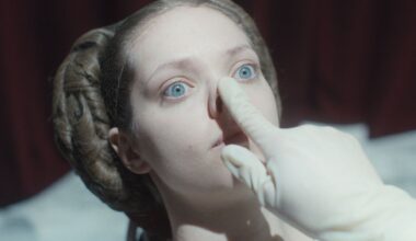 Tutte le torture di bellezza in The Ugly Stepsister, il film da vedere ad Halloween che trasforma i canoni estetici in body horror