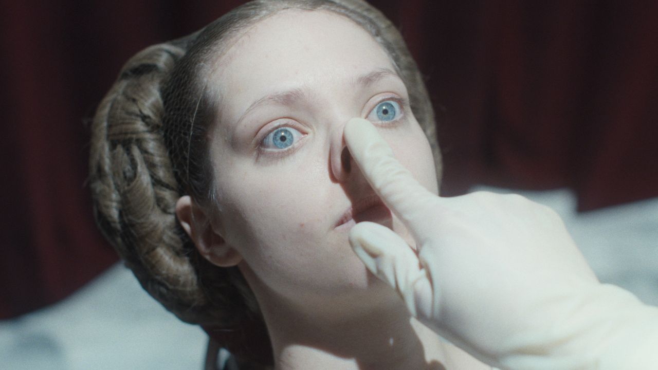 Tutte le torture di bellezza in The Ugly Stepsister, il film da vedere ad Halloween che trasforma i canoni estetici in body horror