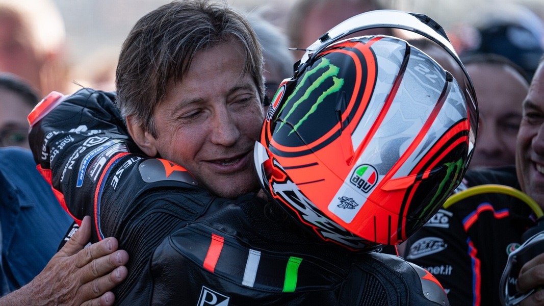 Un Bezzecchi "scanzonato" conquista Aprilia, Rivola: "È un grande professionista"