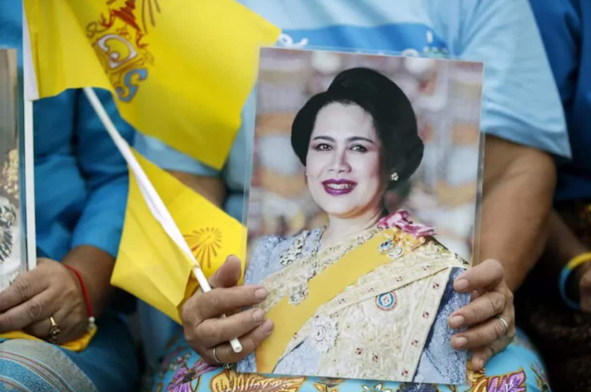In Thailandia è morta a 93 anni la regina madre Sirikit