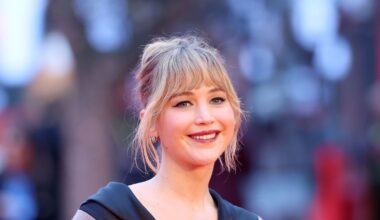 Jennifer Lawrence elegante-casual alla Festa del Cinema di Roma 2025: scarpe stile Luigi e gonna tulle balloon di Dior