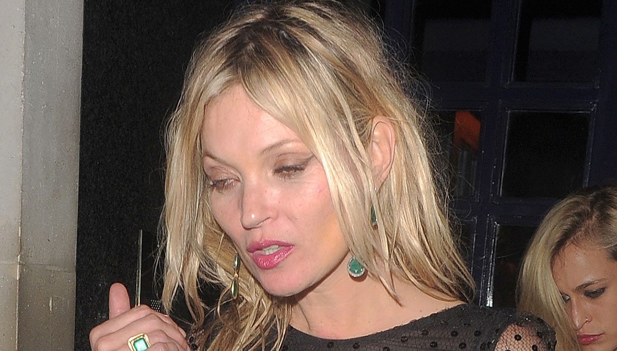 paparazzata ubriaca alla Paris Fashion Week