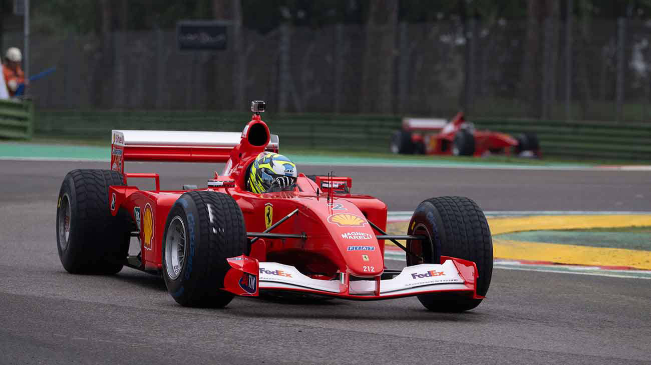 La F2004 tra le venti Ferrari F1 in pista al Mugello