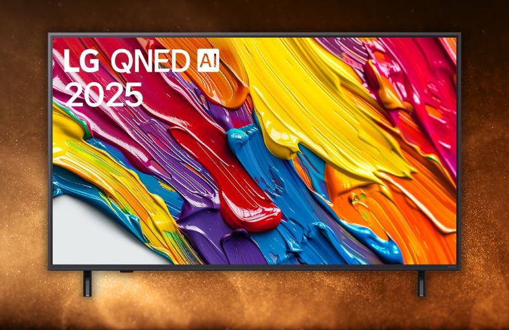 LG QNED smart tv con pittura sullo schermo e sfondo dorato polveroso