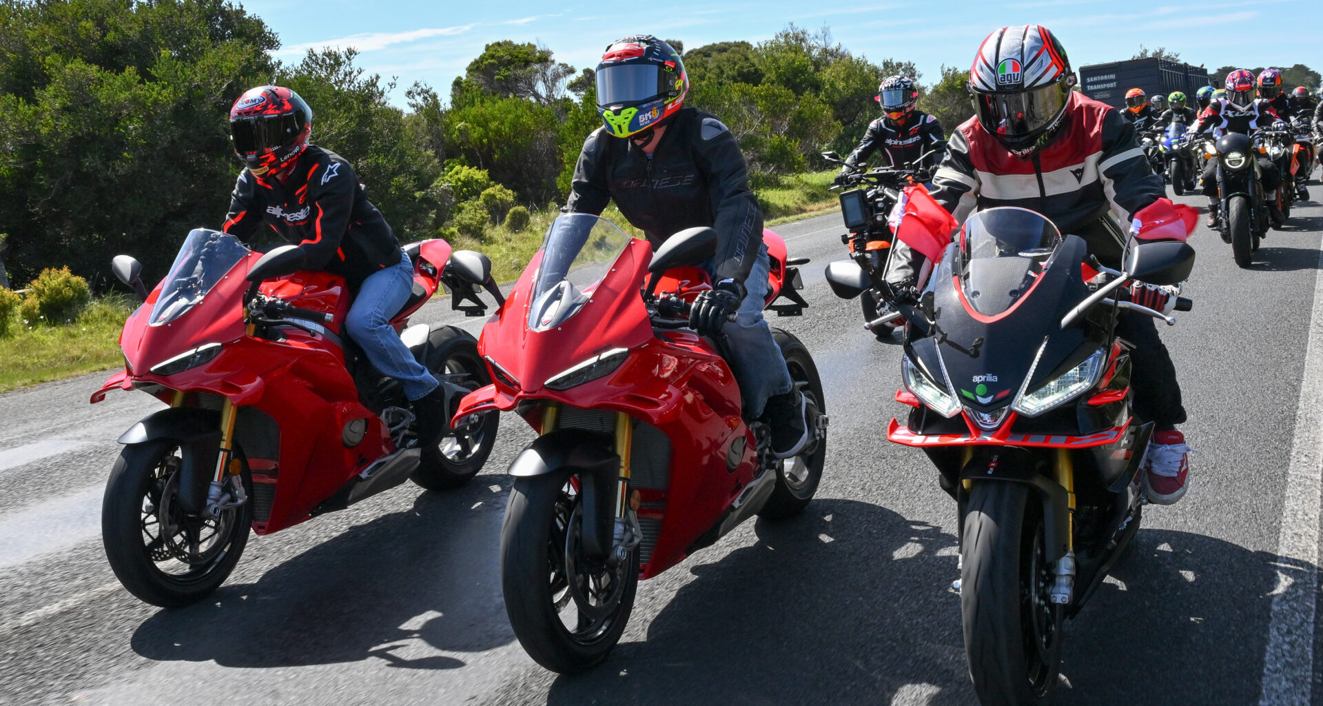 La parata di Phillip Island con Stoner, Bagnaia, Miller e altri big