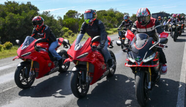 La parata di Phillip Island con Stoner, Bagnaia, Miller e altri big