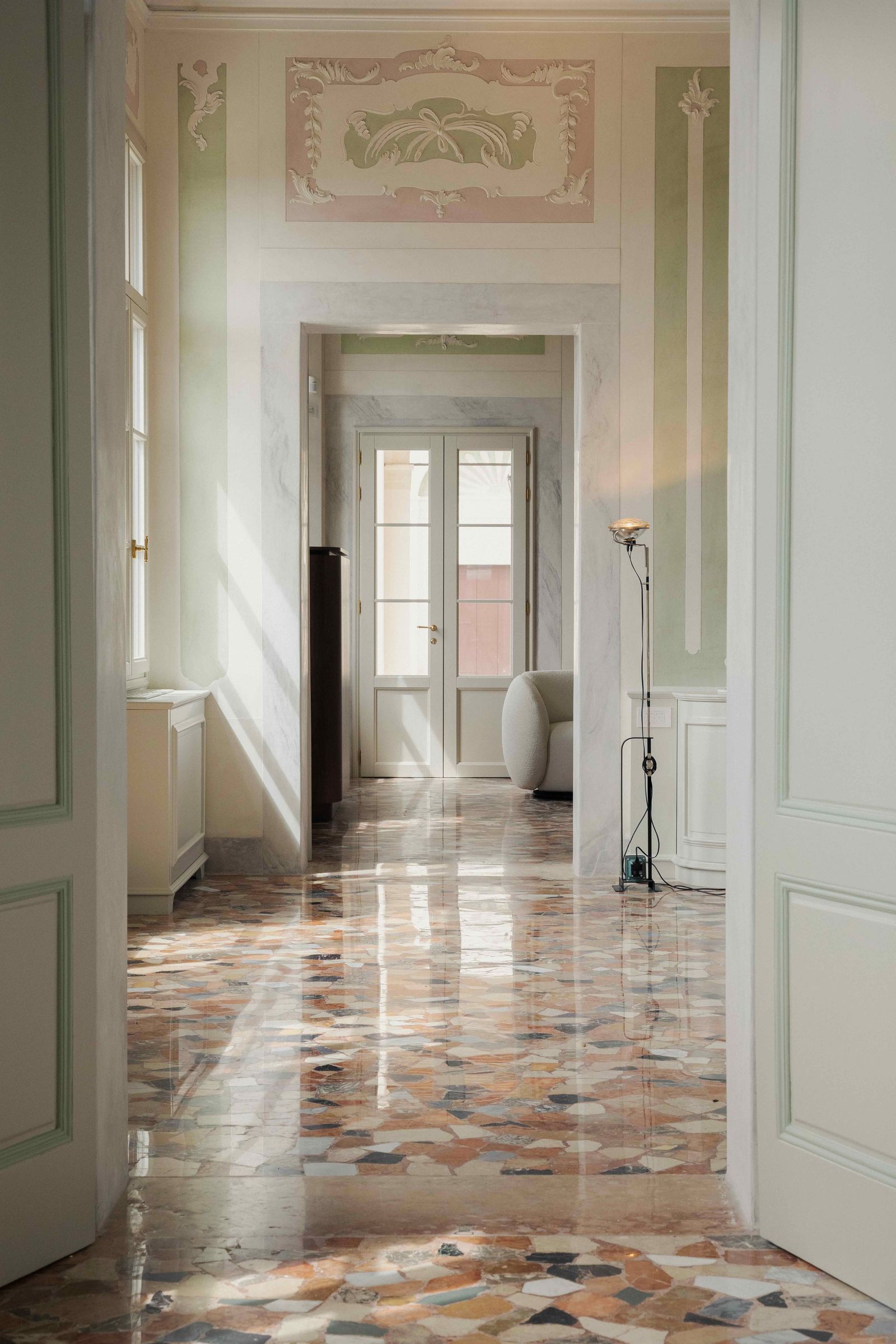Le maestose porte depoca collegano la cucina e la sala da pranzo passando per il salone centrale dove trova posto la...