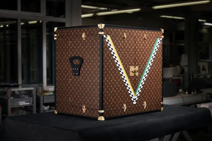 Louis Vuitton diventa partner ufficiale della Formula 1. E la Vittoria viaggia in un baule porta trofeo speciale
