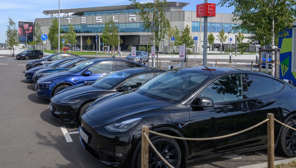 Tesla ritorna protagonista, consegne record che stupiscono persino gli analisti