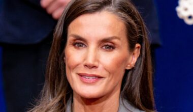 Letizia di Spagna si veste come le figlie Leonor e Sofia: tre tailleur a confronto