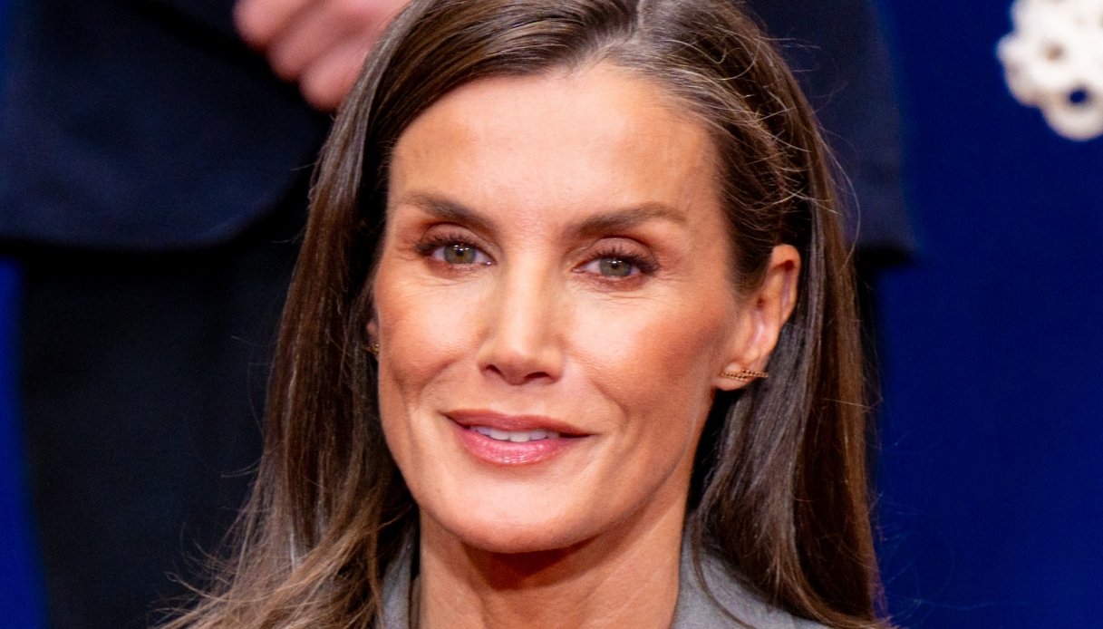 Letizia di Spagna si veste come le figlie Leonor e Sofia: tre tailleur a confronto