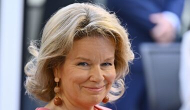 Matilde del Belgio riceve Mattarella con un look damascato, ma non convince