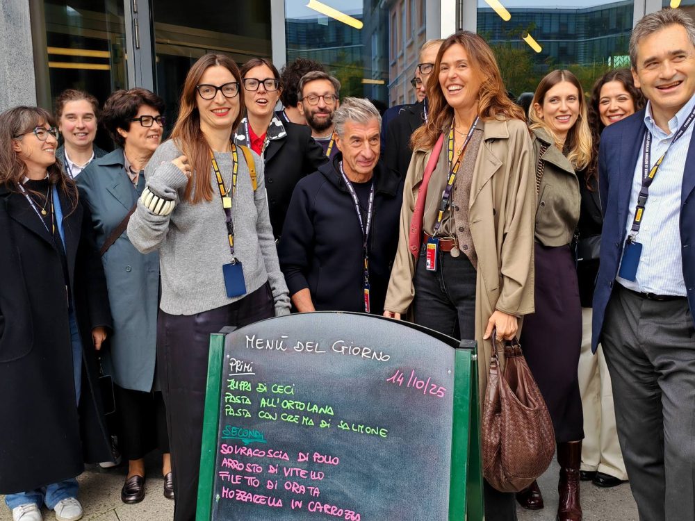 Maurizio Cattelan con i giornalisti alla mensa Pirelli