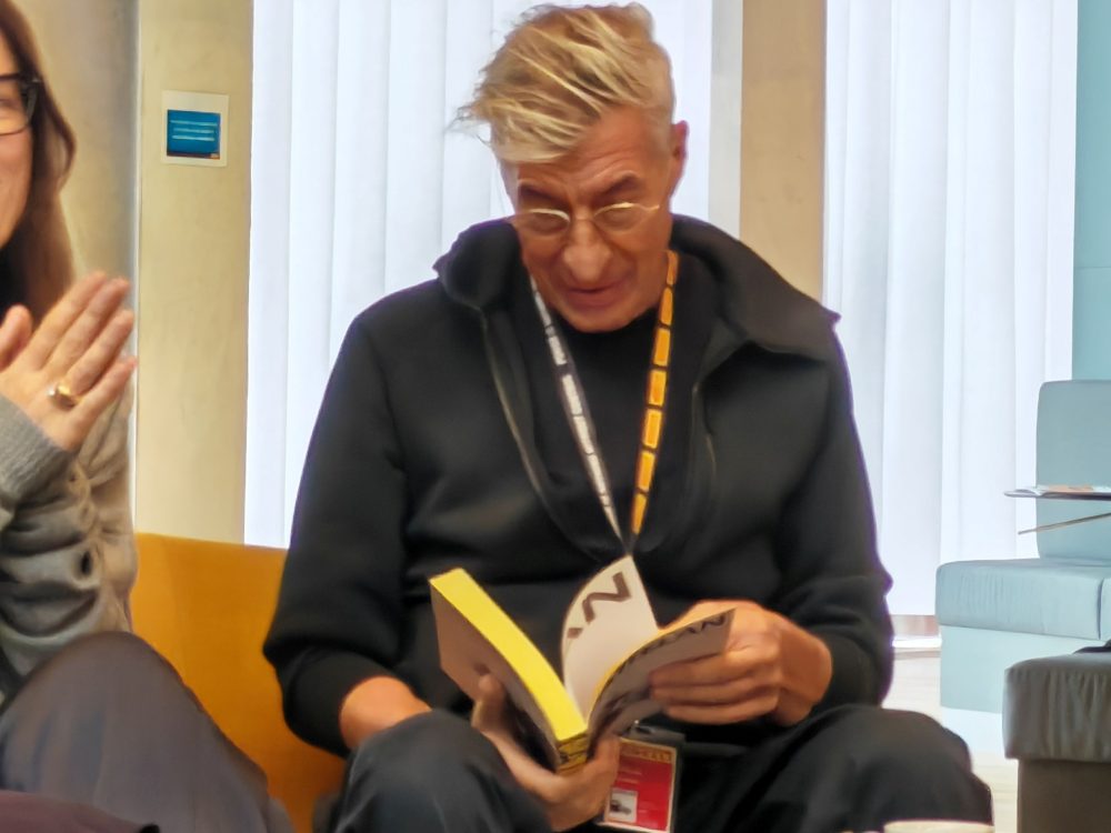 Maurizio Cattelan con il libro pubblicato da Marsilio Arte