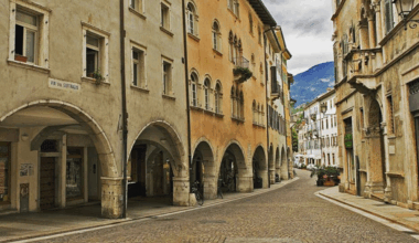 In via Suffragio sabato le bancarelle con libri, riviste e fumetti di seconda mano