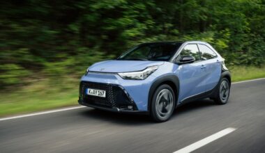 Toyota Aygo X 2026, arriva la versione full hybrid: quanto costa
