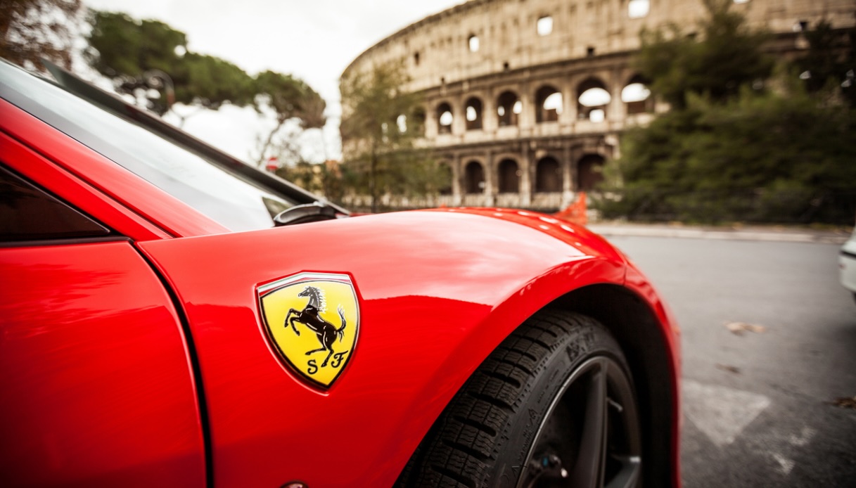 Ferrari, 20 nuovi modelli entro il 2030 tra termico ed elettrico