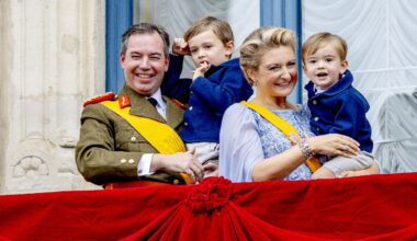 Granduchi di Lussemburgo, cerimonia, look a confronto, lacrime e saluto dal balcone