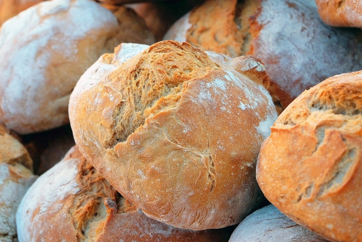 Guerra del pane in Svizzera, chiudono produttori e panetterie: cosa sta succedendo