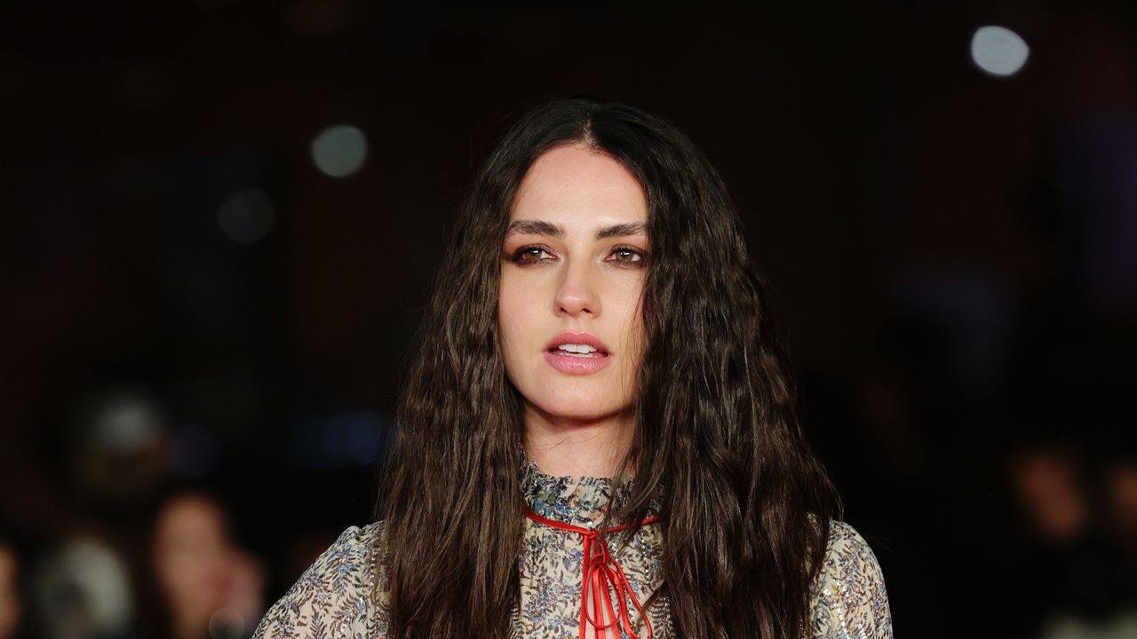 Romana Maggiora Vergano in Valentino alla Festa del Cinema di Roma 2025: l'abito audace con cut-out frontale e bordo marabou