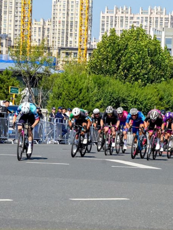 Un lunghissimo rettilineo verso l'arrivo, con il bergamasco uscito fuori presto risalendo dalla quarta piazza (foto UCI)