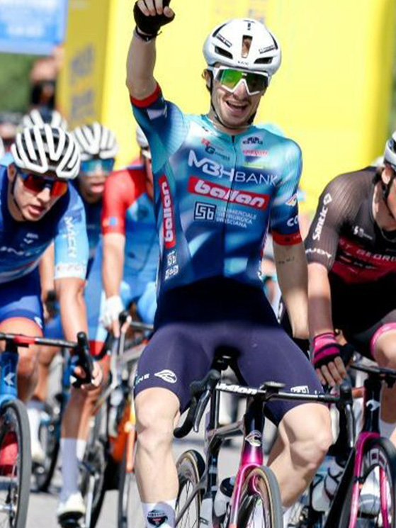 La volata vittoriosa di Samuel Quaranta, primo sul filippino Francisco e il neozelandese Fitzsimons (foto UCI)