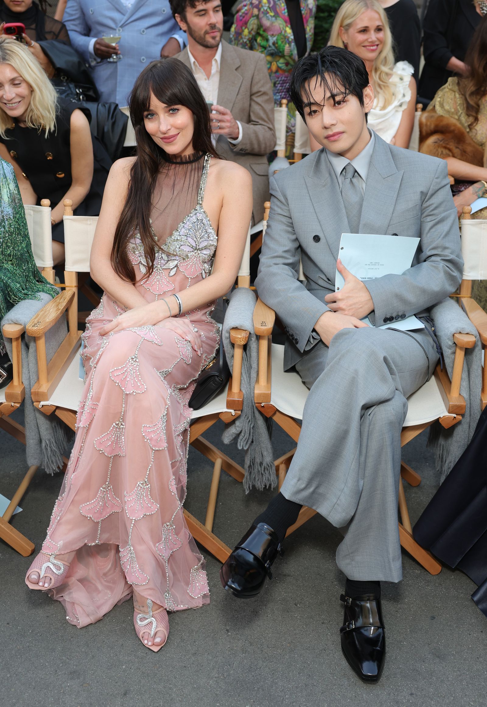 V dei BTS a Vogue World 2025 assiste allo show accanto all'attrice Dakota Johnson