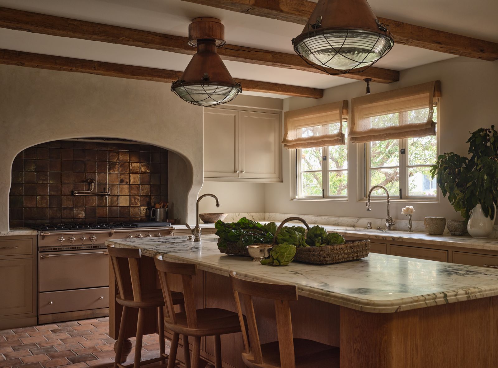 cucina marmo finestre sedie