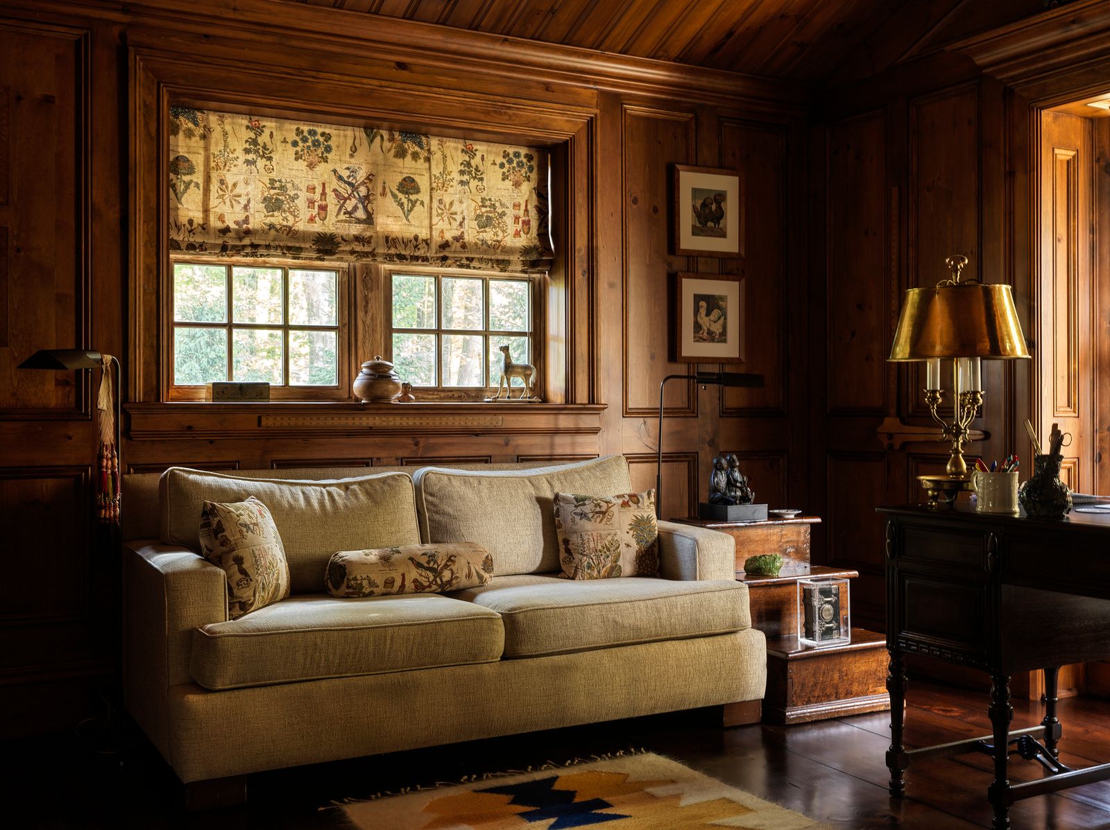 studio divano tende floreali a pacchetto boiserie scrivania tappeto