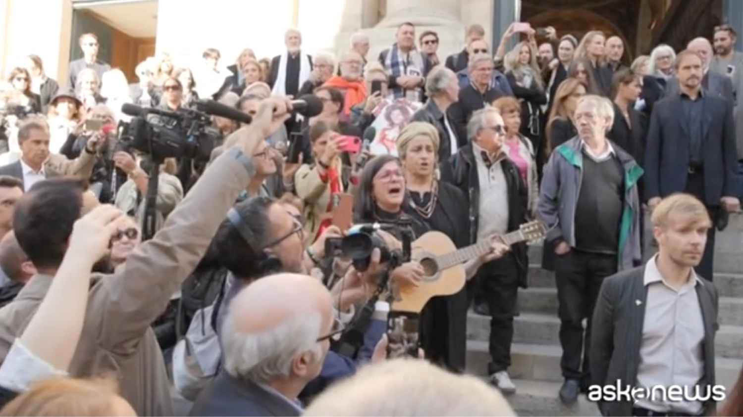 Claudia Cardinale: ai funerali a Parigi, figlia, amici e fan