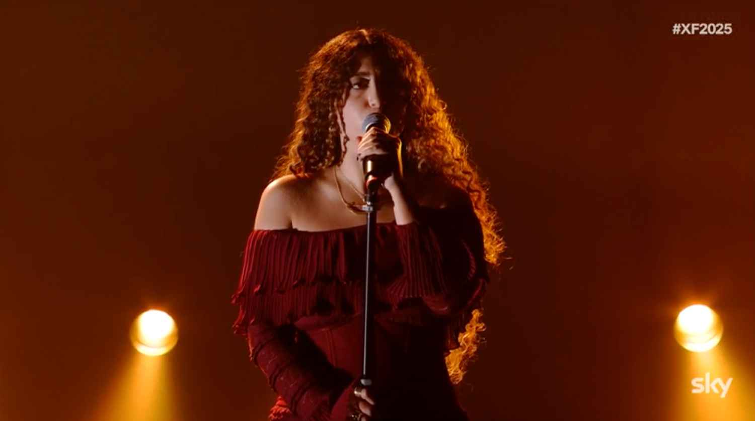 X Factor 2025: Delia conquista il pubblico con la sua esibizione. La clip - Amica.it