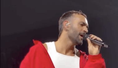 Marco Mengoni a Torino omaggia Giorgia e canta a sorpresa "Come Saprei"