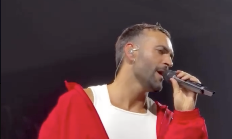 Marco Mengoni a Torino omaggia Giorgia e canta a sorpresa "Come Saprei"