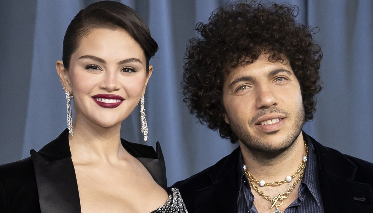Selena Gomez e Benny Blanco, primo red carpet da sposati all'Academy Museum Gala: bellissimi