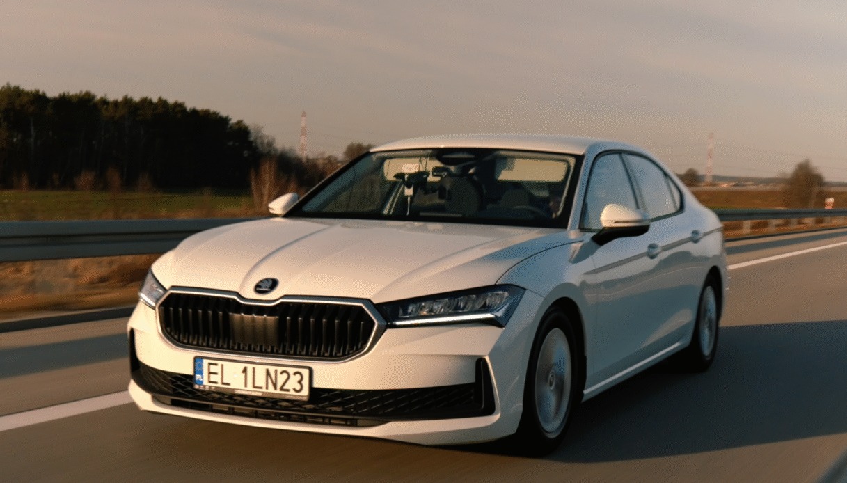 Guida per 2.800 km con un pieno di carburante, è record