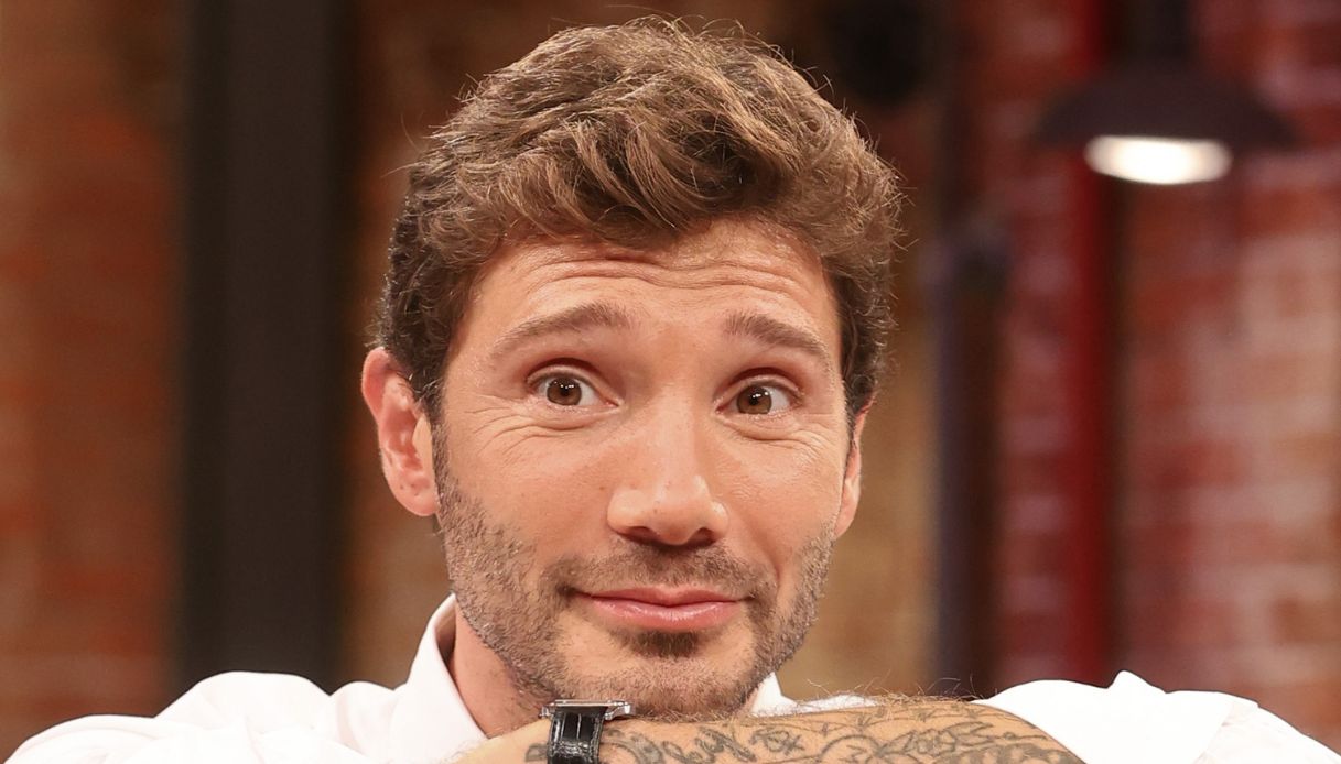 Affari Tuoi, Stefano De Martino scatenato sfida ancora Gerry Scotti. E la concorrente Beatrice lo conquista