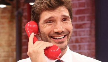 Affari Tuoi, De Martino "corteggiato": "Ti sogno sempre"