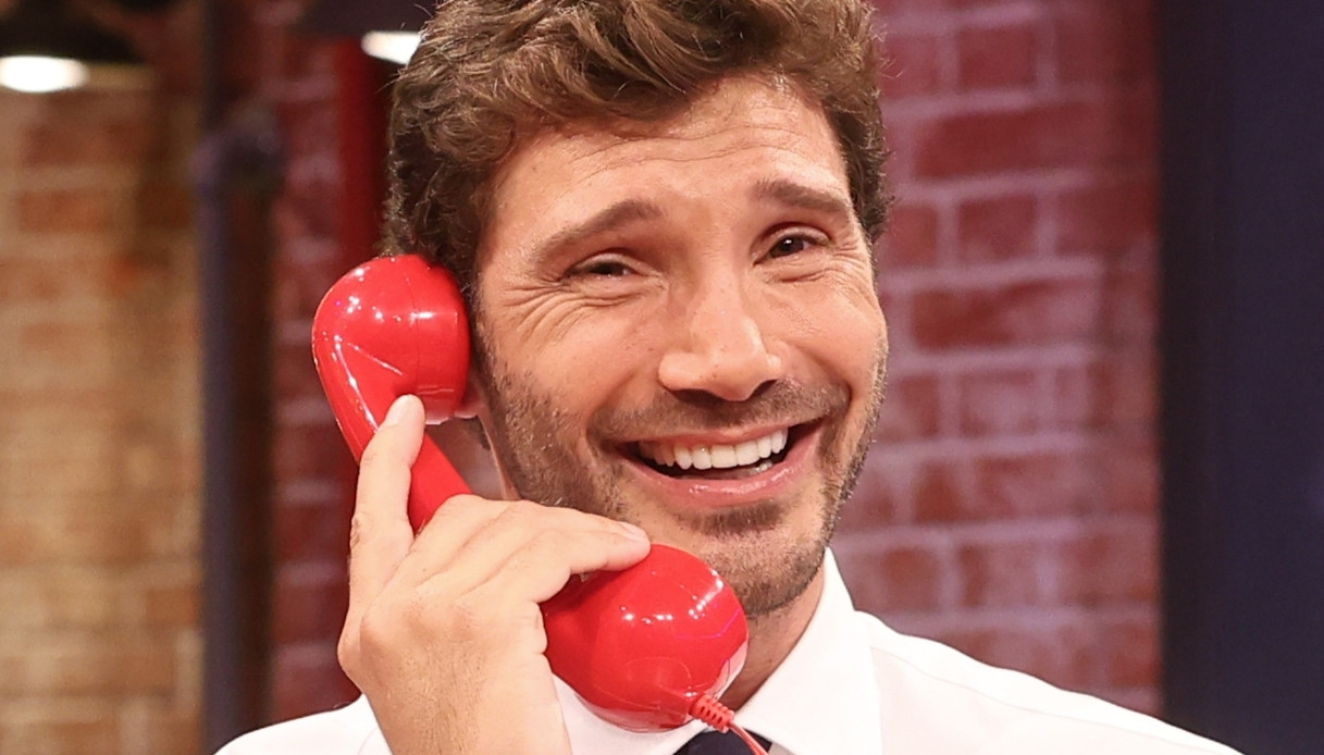 Affari Tuoi, De Martino "corteggiato": "Ti sogno sempre"