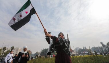 Una donna a Damasco in festa subito dopo la caduta del regime di Bashar al-Assad