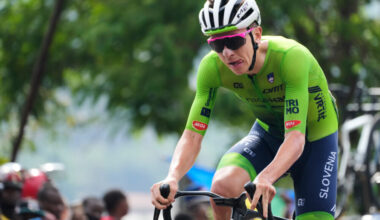 la corsa si infiamma a 100 km dall'arrivo!