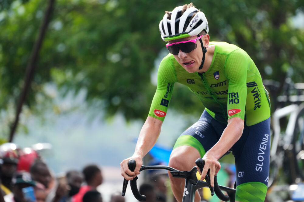 la corsa si infiamma a 100 km dall'arrivo!