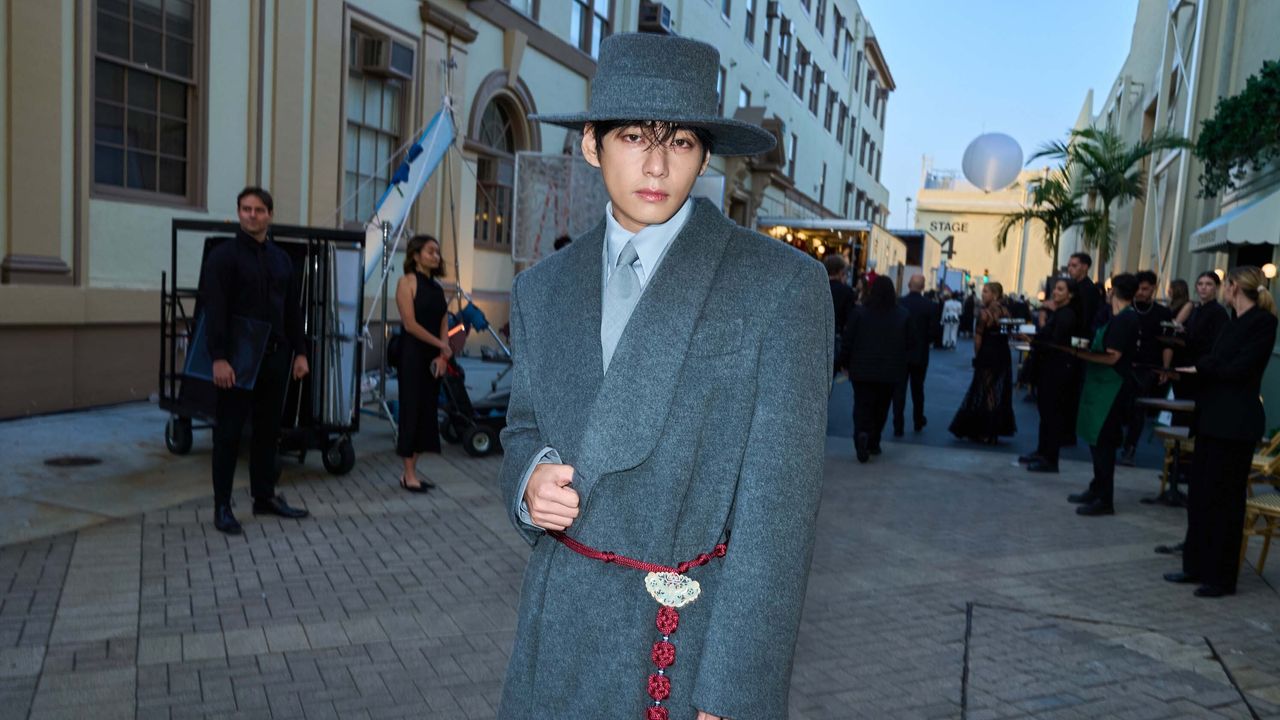 V dei BTS a Vogue World 2025 è una delle star più eleganti. Ma avete notato il dettaglio coreano?