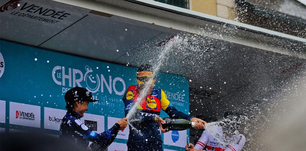 Il podio finale con la Van Dijk fra la Vigilia e l'austriaca Schweinberger, terza a 11" (foto Instagram)