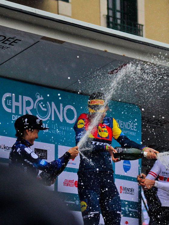 Il podio finale con la Van Dijk fra la Vigilia e l'austriaca Schweinberger, terza a 11" (foto Instagram)